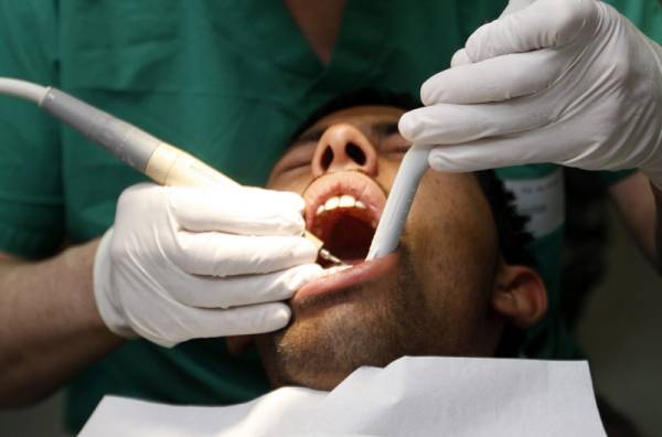 3 χρόνια με αναστολή σε οδοντίατρο για "φακελάκι"