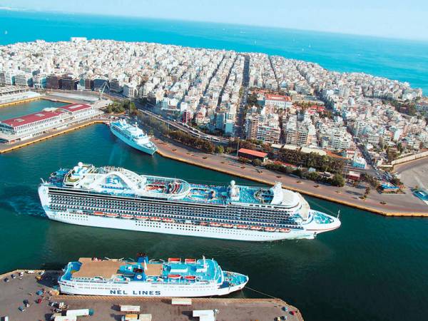 Στο λιμάνι του Πειραιά αναμένονται δύο επιβατηγά πλοία με τουλάχιστον 3.000 μετανάστες
