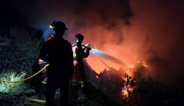 Εικόνες αποκάλυψης στη Λα Πάλμα - 4.000 απομακρύνθηκαν από τα σπίτια τους λόγω πυρκαγιάς (βίντεο)