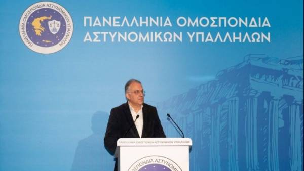 Θεοδωρικάκος στο συνέδριο της ΠΟΑΣΥ: Στηρίζω τον Ελληνα αστυνομικό στα νόμιμα πλαίσια