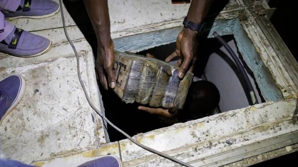 Κατάσχεση 1,5 τόνου κοκαΐνης από το Πολεμικό Ναυτικό της Γουινέας