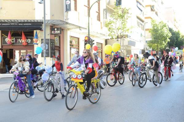 Καρναβαλική ποδηλατάδα στους δρόμους της Πάτρας (βίντεο)