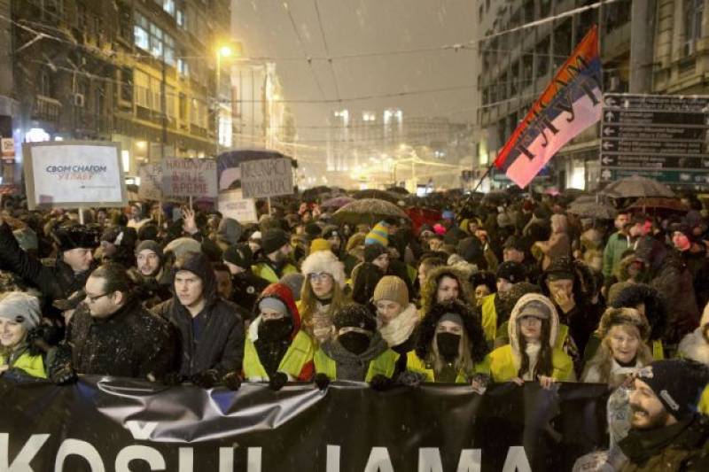Σερβία: Χιλιάδες πολίτες στους δρόμους, διαδήλωσαν κατά της κυβέρνησης