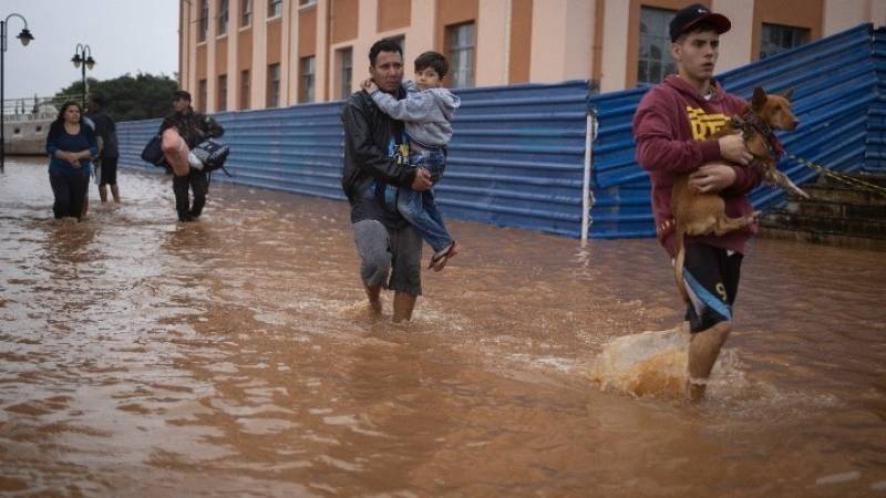 Πλημμύρες στη Βραζιλία: Σχεδόν 70.000 άνθρωποι αναγκάστηκαν να φύγουν από τα σπίτια τους