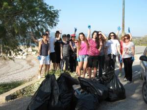 Εθελοντές καθάρισαν παραλία στην Κυπαρισσία (φωτογραφίες)
