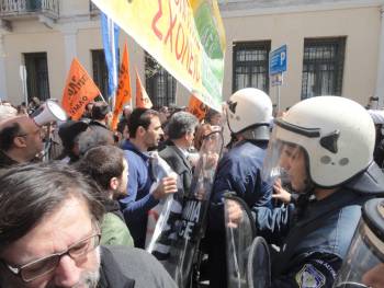 Μικροεπεισόδια μετά την παρέλαση στην Καλαμάτα (βίντεο και φωτογραφίες)
