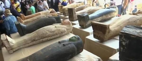 Εκατό άθικτες σαρκοφάγοι ανακαλύφθηκαν στην Νεκρόπολη της Σακκάρα στο Κάιρο (βίντεο)