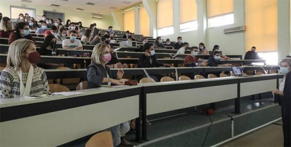 Πανεπιστήμια: Eλεγκτές, απολυμαντές αέρα, plexiglass για καθηγητές αλλά και συνωστισμός στις αίθουσες