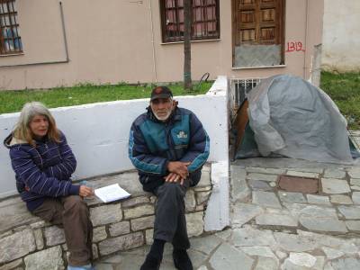 Άστεγοι κατασκήνωσαν μπροστά από τον Αϊ-Γιάννη στην Αγορά της Καλαμάτας