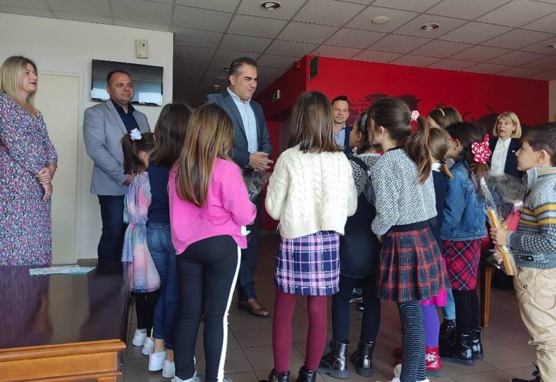 Λαμπάδες στον δήμαρχο Καλαμάτας από παιδιά των ΚΔΑΠ