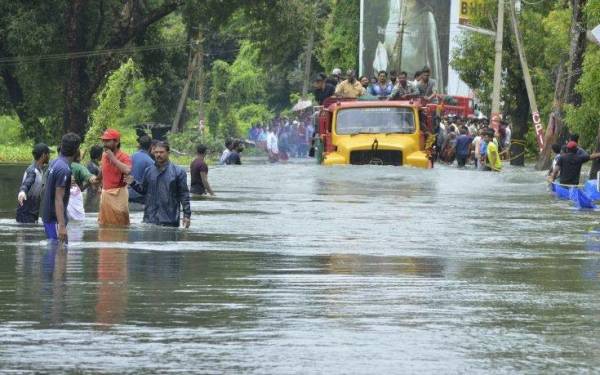 Ξεπέρασαν τους 350 οι νεκροί από τις πλημμύρες στην Ινδία