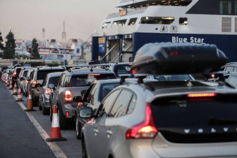 Αυξημένη η κίνηση στο λιμάνι του Πειραιά - Έλεγχοι του λιμενικού για την εφαρμογή των περιοριστικών μέτρων