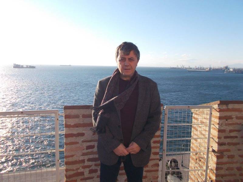 Ο Γιάννης Ανδρουλιδάκης στην «Ε»: «Γράφω αυτά που με πόνεσαν, μου έδωσαν χαρά, με σημάδεψαν»
