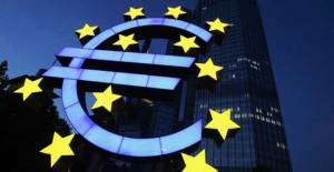 Bloomberg: Εσωτερικές κόντρες στην ΕΚΤ λόγω της Ελλάδας