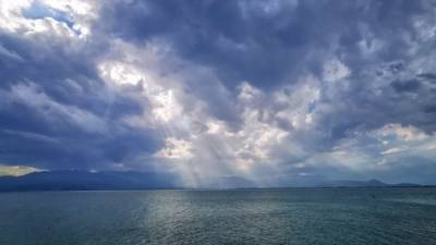 Τοπικές βροχές και σποραδικές καταιγίδες την Παρασκευή στα ηπειρωτικά