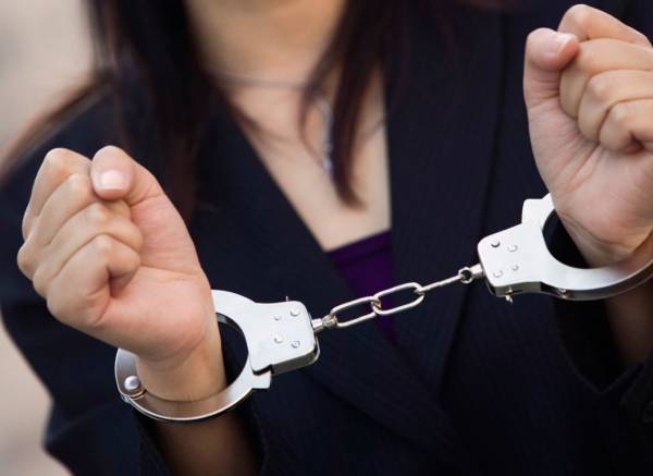 Συνελήφθη 36χρονη φυγόποινη στον Ισθμό