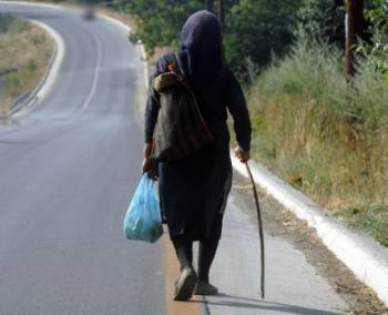 81χρονη πλάκωσε με τη μαγκούρα τον Πακιστανό κλέφτη στο Μελιγαλά