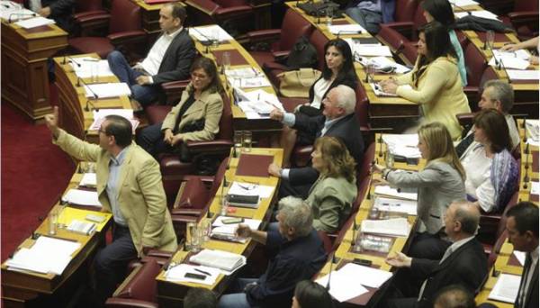 Πανδαιμόνιο στη Βουλή - Αντεγκλήσεις Θεοδωράκη με την ΚΟ του ΣΥΡΙΖΑ