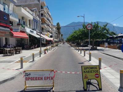 Στύλοι φωτισμού στην αναπλασμένη Ναυαρίνου