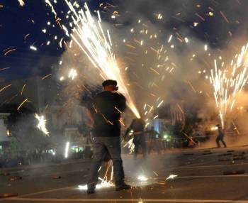 Εντυπωσιακός και φέτος ο σαϊτοπόλεμος στην Καλαμάτα (βίντεο και φωτογραφίες)