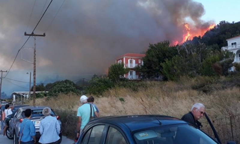 Κεφαλονιά: Σε εξέλιξη τα πύρινα μέτωπα - Εκκενώθηκαν Αγία Ειρήνη και Καπανδρίτι