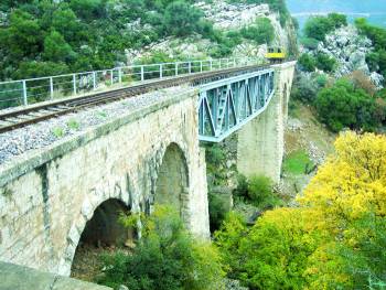 Λεηλασίες και καταστροφές στο σιδηροδρομικό δίκτυο (φωτογραφίες)