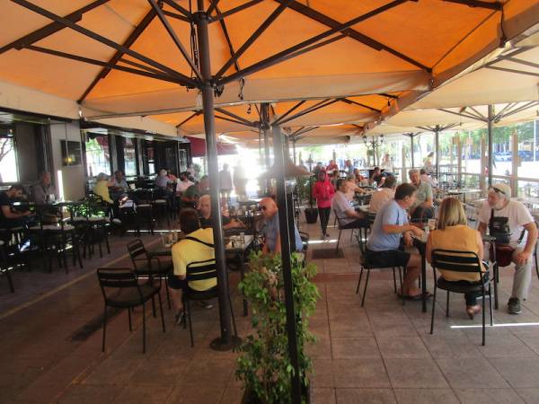 Αισιόδοξη πρώτη για καφέ και εστιατόρια στην Καλαμάτα (φωτογραφίες)