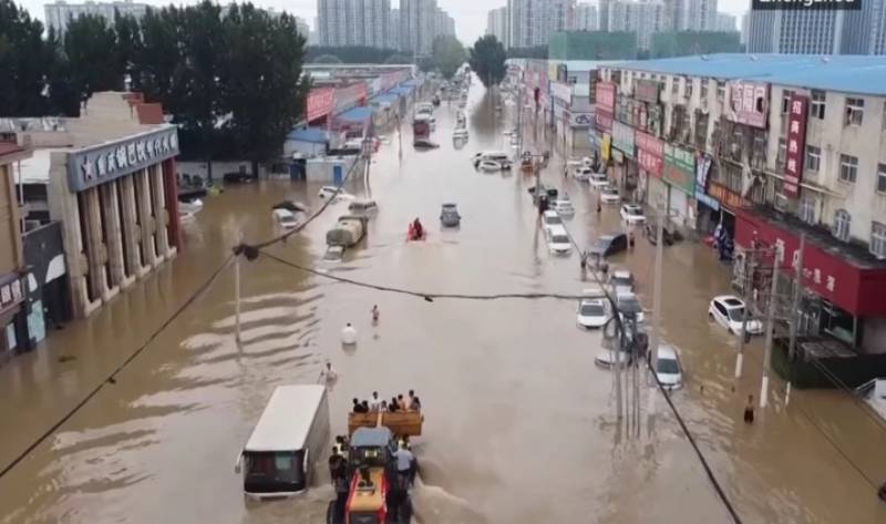 Καταστροφικές πλημμύρες στην Κίνα: Κάτοικοι απεγκλωβίζονται με φουσκωτά