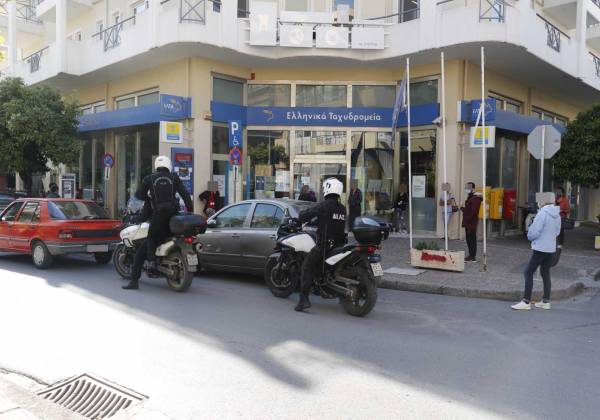 Καλαμάτα: Ουρές σήμερα έξω από τις τράπεζες - Επέμβαση της Αστυνομίας έξω από τα ΕΛΤΑ λόγω... συνωστισμού