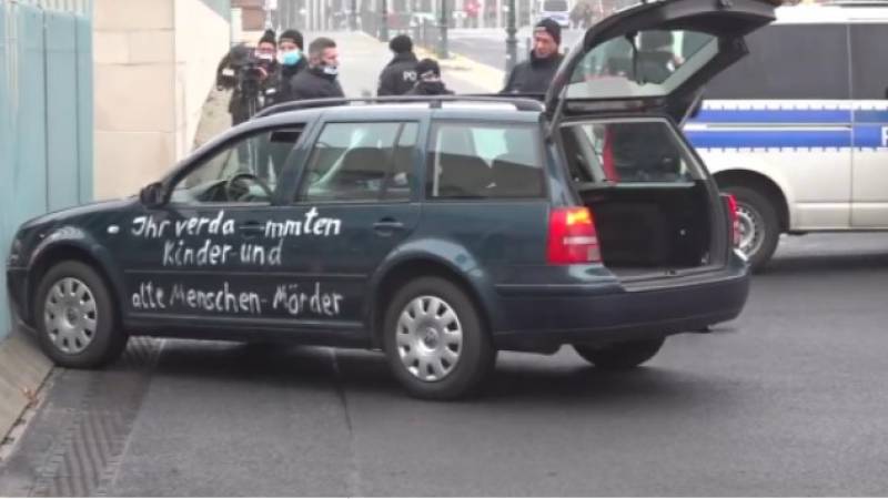 Βερολίνο: Αυτοκίνητο έπεσε στην πύλη εισόδου της καγκελαρίας της Ανγκελα Μέρκελ (Βίντεο)