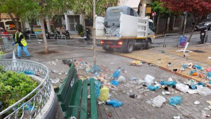Επιχείρηση καθαριότητας του Δήμου Αθηναίων στην πλατεία Αγ. Γεωργίου- Μαζεύτηκαν 50 σακούλες με σκουπίδια