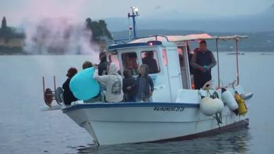 Η βαρκαρόλα την βραδιά των ευχών στην Κορώνη (βίντεο)