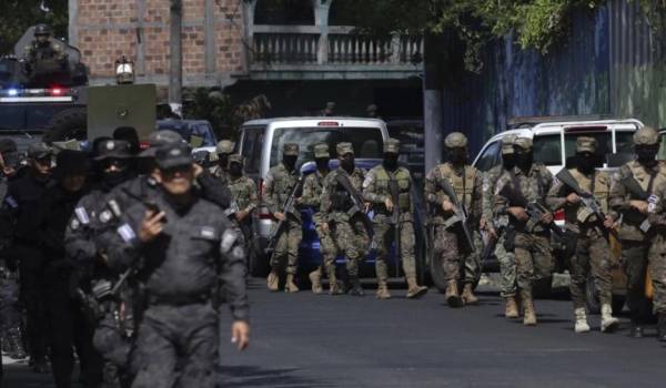 Ελ Σαλβαδόρ: Συνεχίζεται ο «πόλεμος κατά των συμμοριών» - 10.000 στρατιωτικοί κι αστυνομικοί περικύκλωσαν τη Σογιαπάνγκο