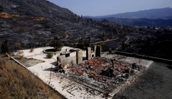 Φωτιά στην Κύπρο: Το νησί θρηνεί τους νεκρούς και μετρά πληγές (βίντεο)