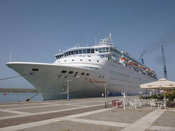 Το κρουαζιερόπλοιο "Thomson Majesty" με πάω από 1.400 Αγγλους επισκέπτες στη Καλάμάτα