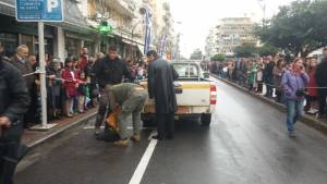Βούλωναν λακκούβες λίγα λεπτά πριν την παρέλαση στην Καλαματα
