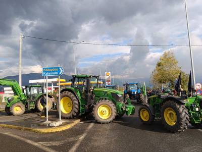 Μεσσηνία: Αγροτικό μπλόκο στο Ασπρόχωμα - Μεσσήνη (βίντεο-φωτογραφίες)