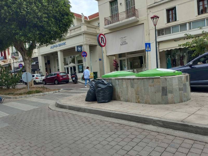 Σακούλες έξω από τους κάδους