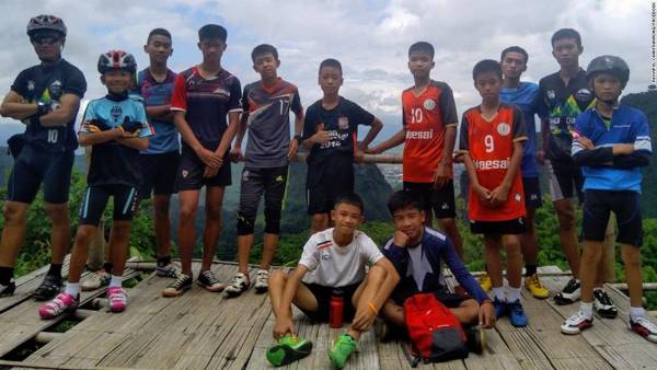 Εφιάλτης χωρίς τέλος για τα 12 παιδιά που παραμένουν εγκλωβισμένα για 6η μέρα σε σπήλαιο στην Ταϊλάνδη!