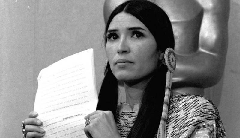 Sacheen Littlefeather: Πέθανε η ιθαγενής Αμερικανίδα που παρέλαβε το Όσκαρ του Μπράντο το 1973 (βίντεο)