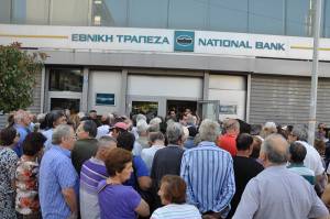 Ουρές στις τράπεζες - Συγκέντρωση διαμαρτυρίας σήμερα: Ταλαιπωρία συνταξιούχων για 120 ευρώ