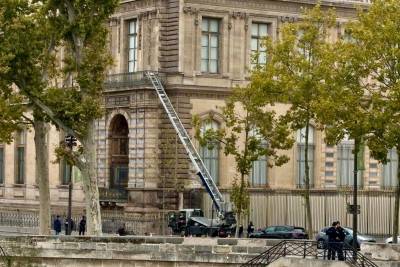 Λούβρο: Η κινηματογραφική ληστεία που πραγματοποιήθηκε μέσα σε 7 λεπτά (βίντεο)
