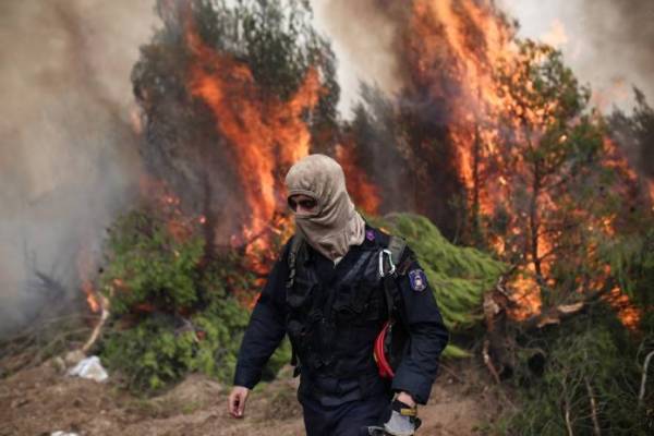 Σε ύφεση οι πυρκαγιές σε Αχαΐα και Αιτωλοακαρνανία
