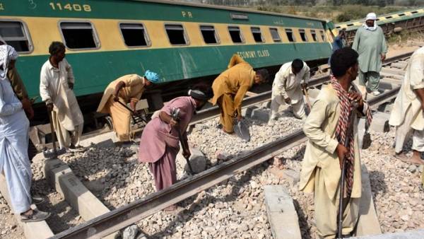 Πάνω από 30 νεκροί σε σύγκρουση τρένων στο Πακιστάν
