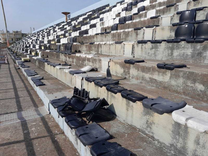 Να απομακρυνθούν τα σπασμένα καθίσματα στο Δημοτικό Στάδιο Καλαμάτας