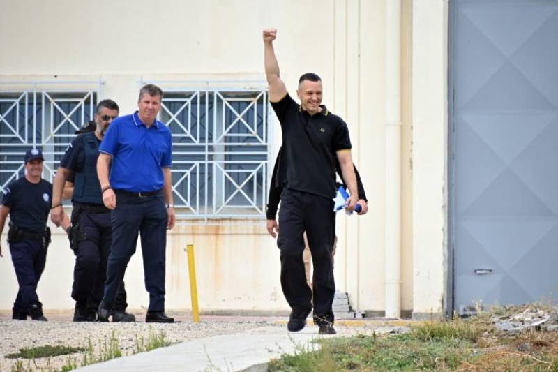 Αποφυλακίστηκε ο Ηλίας Κασιδιάρης: «Επιστρέφω στην πρώτη γραμμή» (βίντεο)