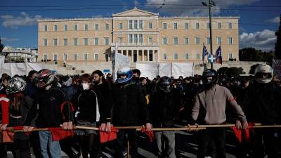 ΕΛ.ΑΣ.: 9 πολίτες και 7 αστυνομικοί τραυματίστηκαν στα επεισόδια στην Πλατεία Συντάγματος - 3 συλλήψεις και 14 προσαγωγές