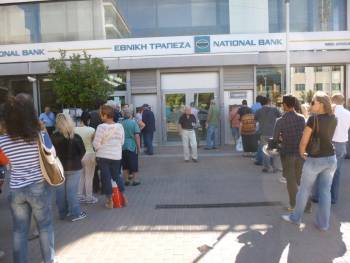 Ουρές και ταλαιπωρία στις τράπεζες για τον ΕΝΦΙΑ (φωτογραφίες)