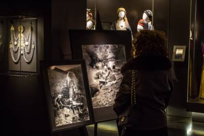 Εκθεση στη Συλλογή Ενδυμασιών «Βικτωρία Γ. Καρέλια»: Μνήμες συντροφικότητας από την Ελλάδα του Τάκη Τλούπα