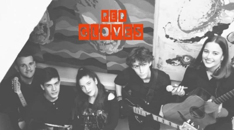 «Red gloves» - Το πρώτο Καλαματιανό συγκρότημα που πέρασε στο Schoolwave βάζει πλώρη για το 2021 (Βίντεο)